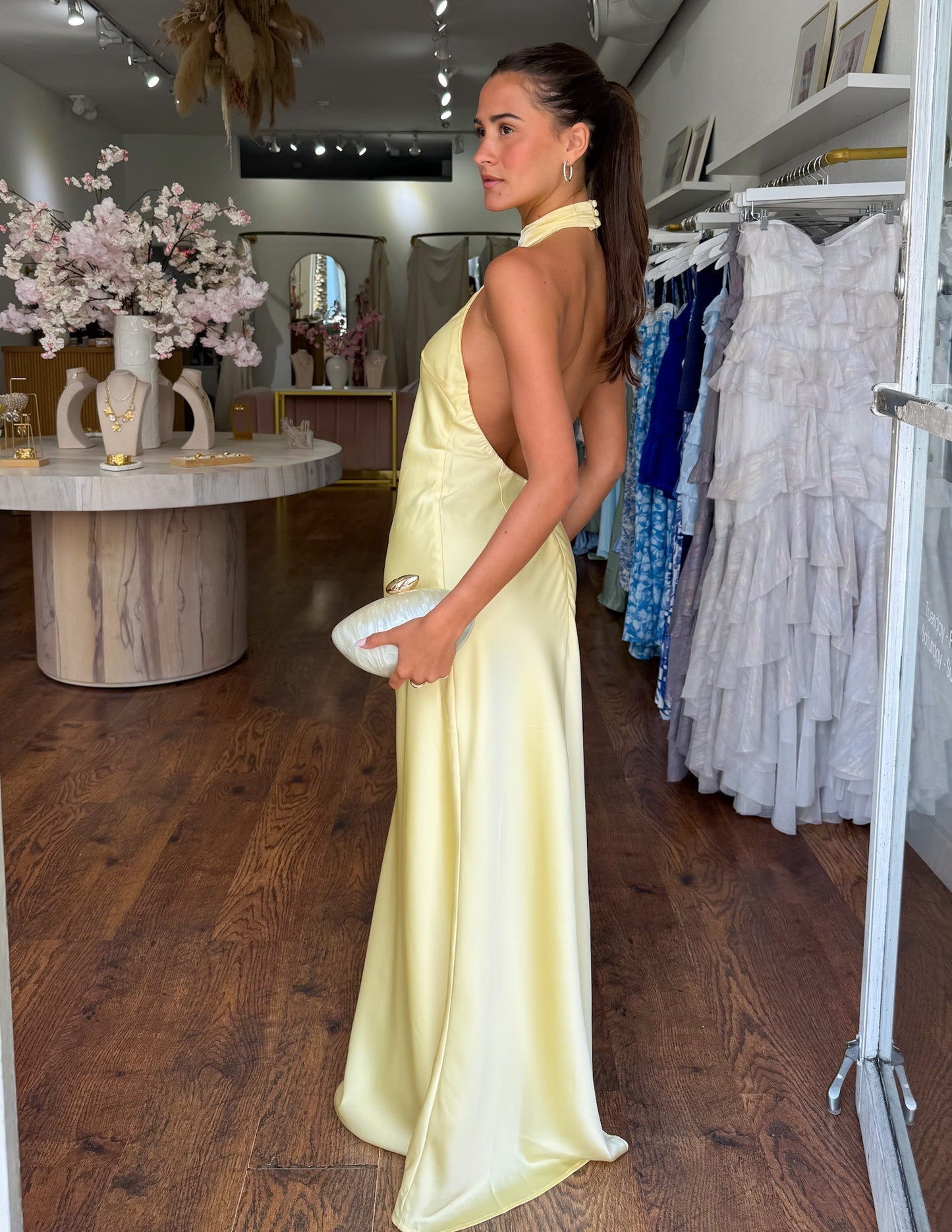 ELEGANTE VESTIDO LARGO DE SATÉN CON ESCOTE HALTER - PENISE