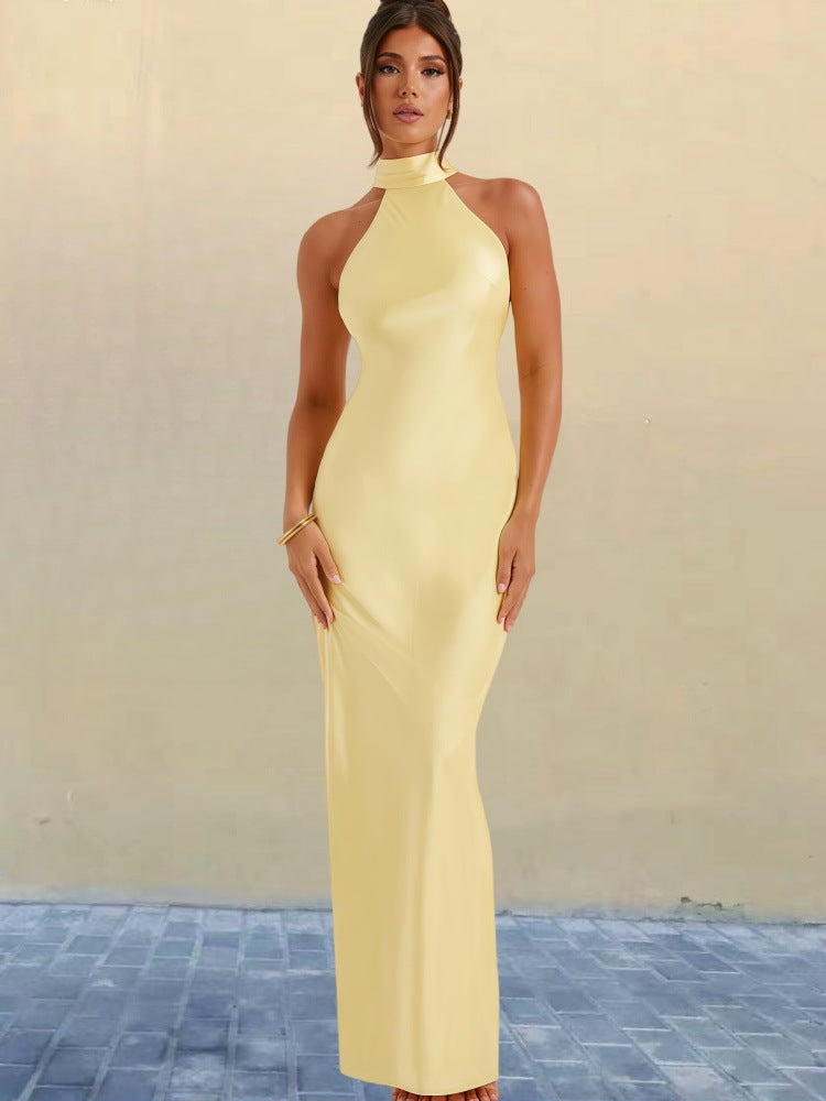 ELEGANTE VESTIDO LARGO DE SATÉN CON ESCOTE HALTER - PENISE
