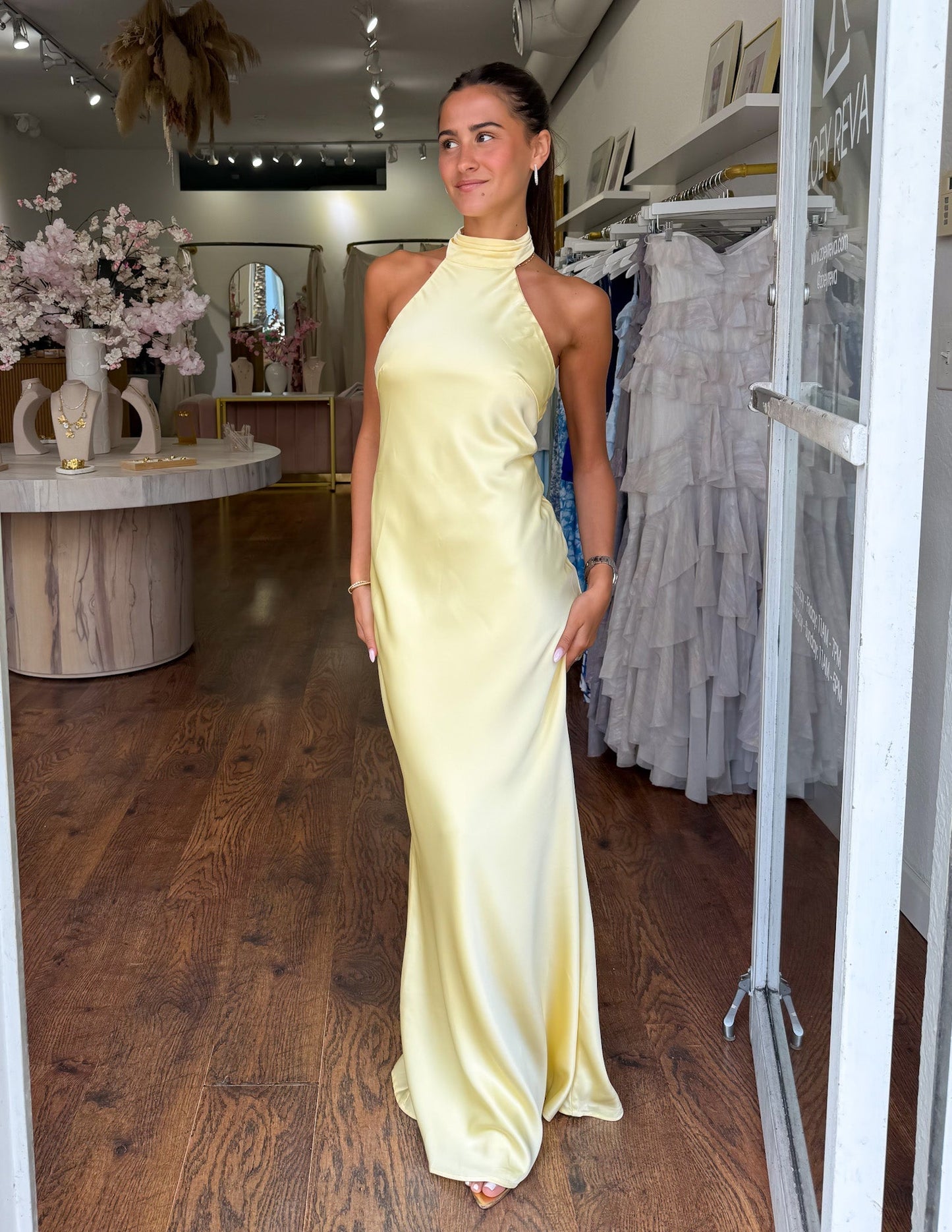 ELEGANTE VESTIDO LARGO DE SATÉN CON ESCOTE HALTER - PENISE