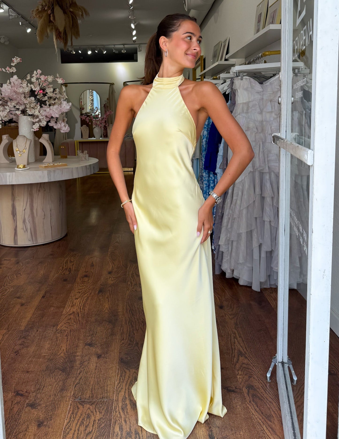 ELEGANTE VESTIDO LARGO DE SATÉN CON ESCOTE HALTER - PENISE