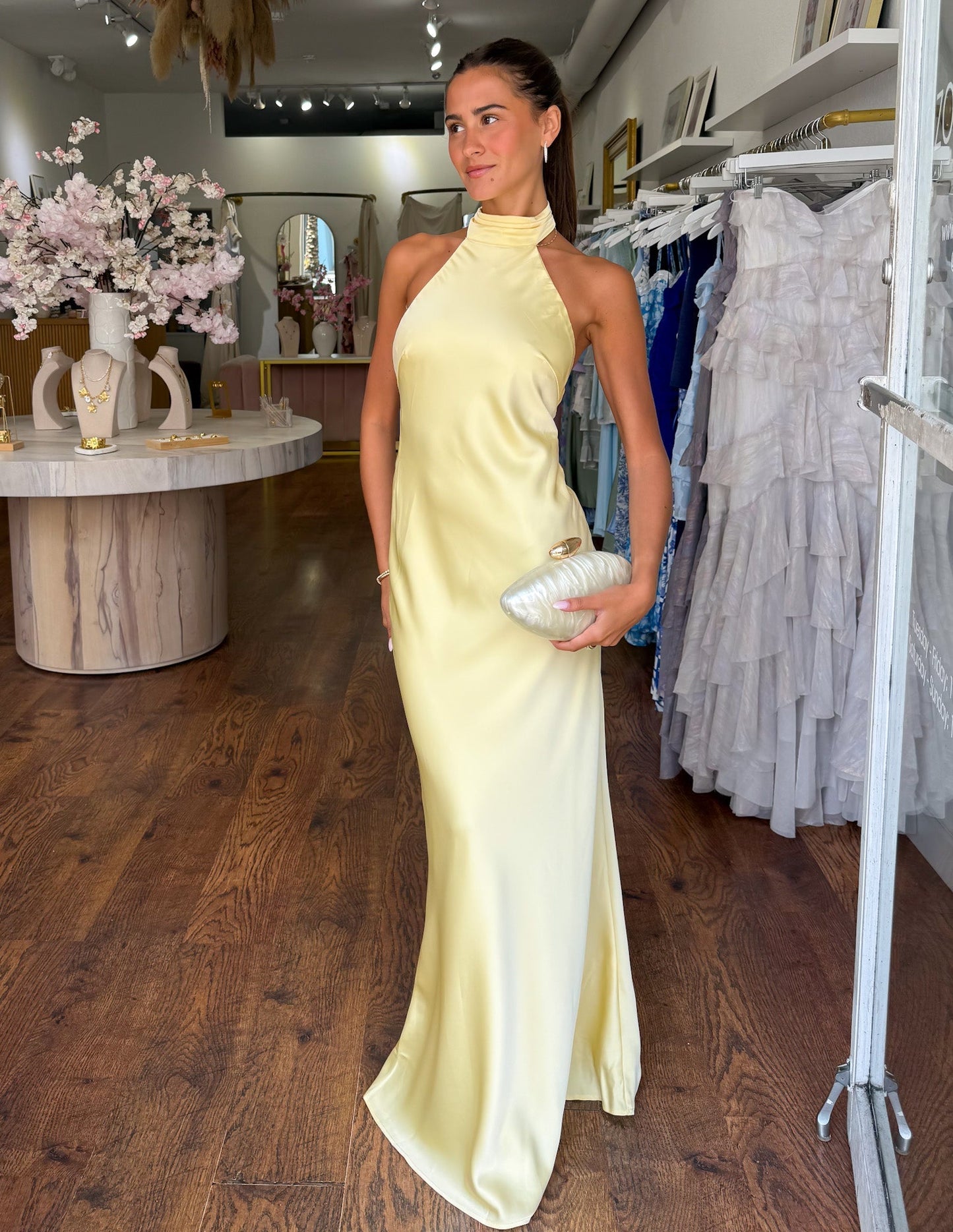 ELEGANTE VESTIDO LARGO DE SATÉN CON ESCOTE HALTER - PENISE