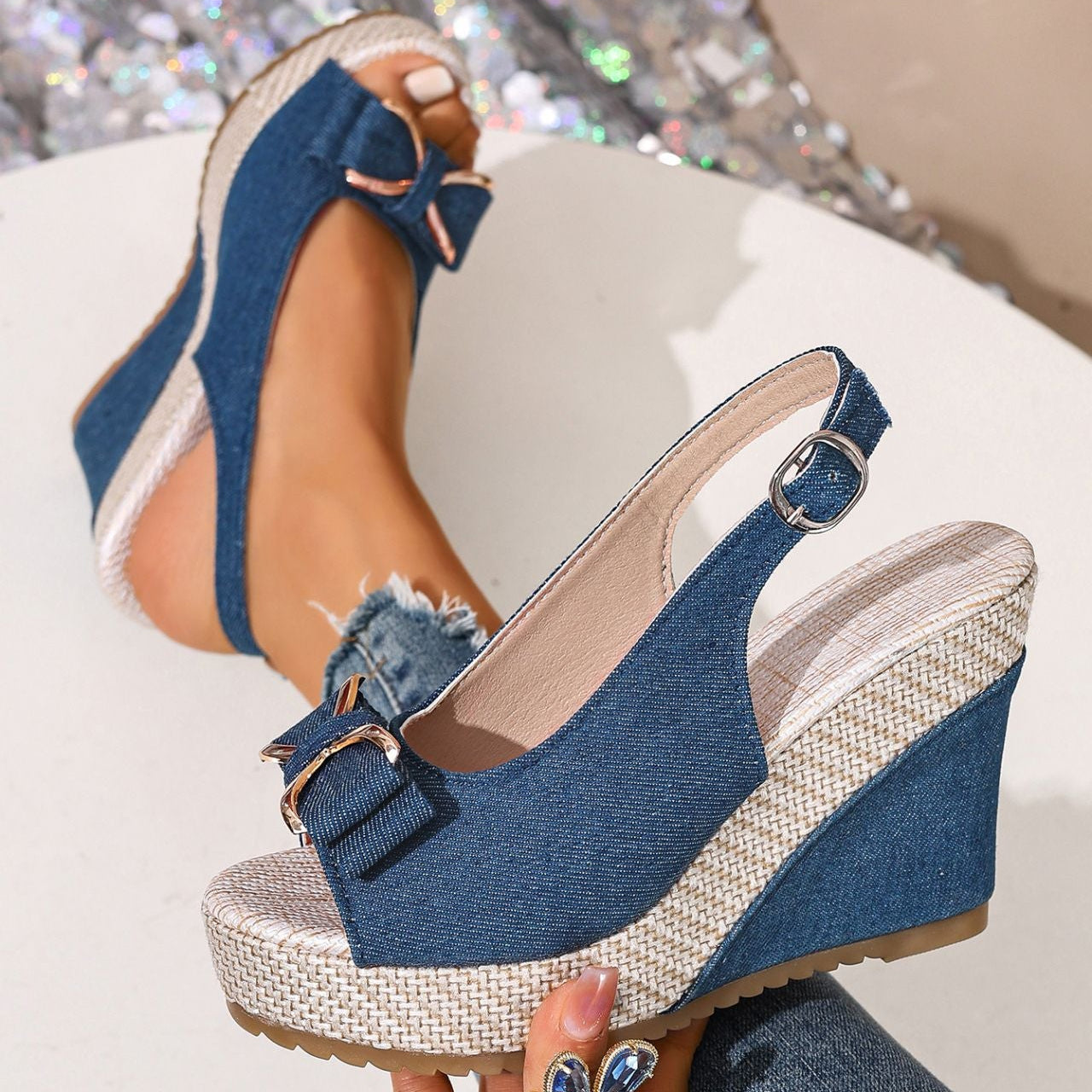 SANDALIAS DE CUÑA DE MEZCLILLA CELESTE CON LAZO - VARITA