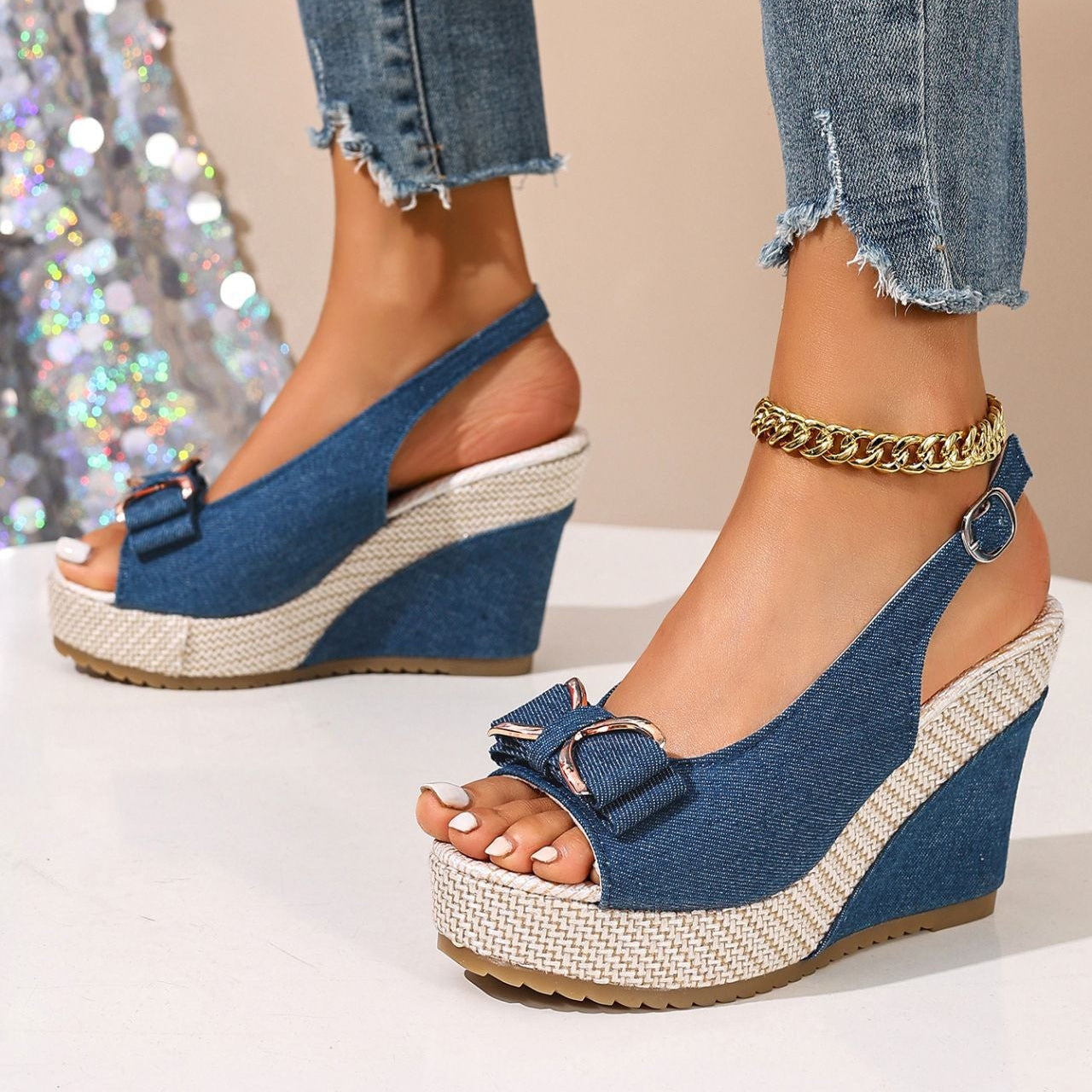 SANDALIAS DE CUÑA DE MEZCLILLA CELESTE CON LAZO - VARITA