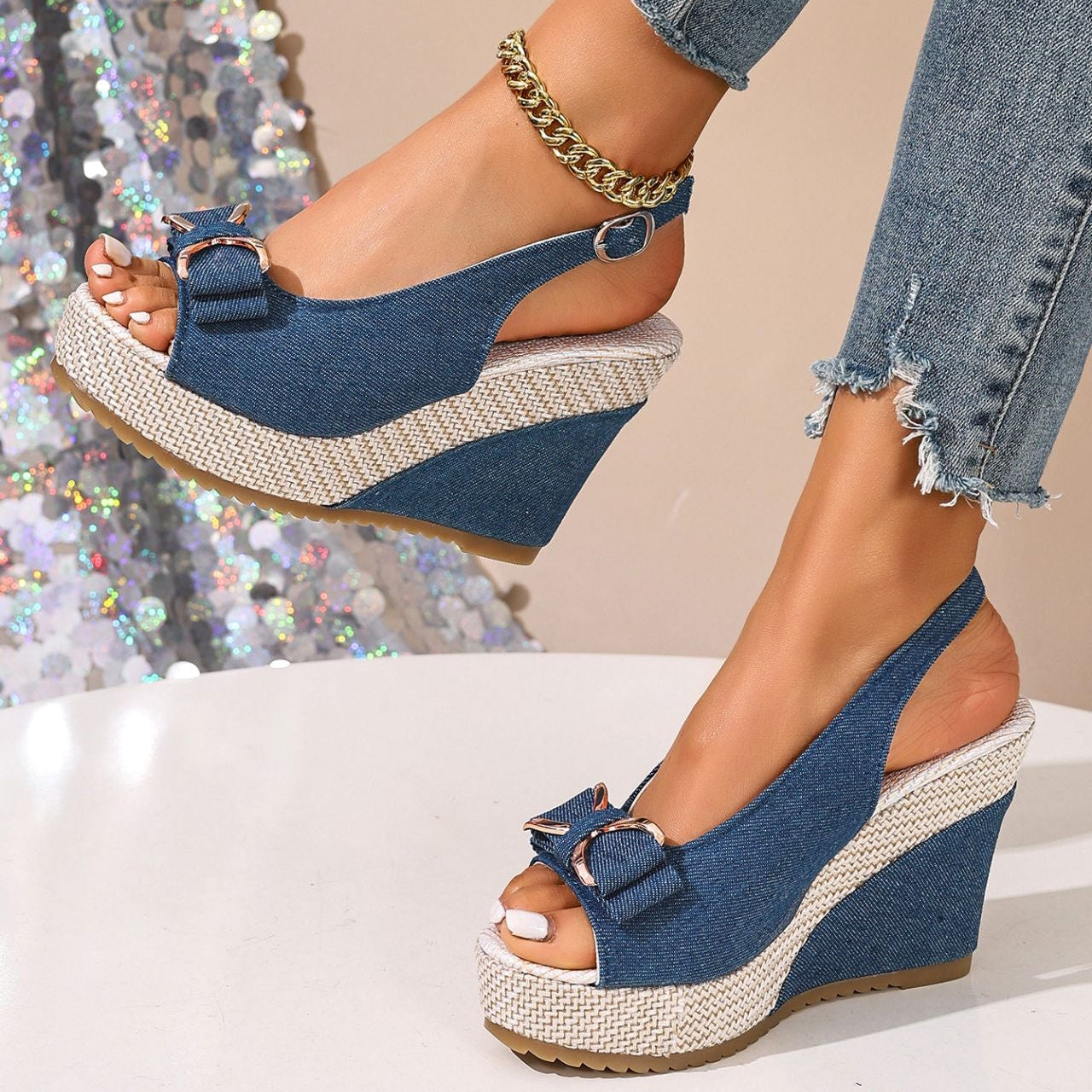 SANDALIAS DE CUÑA DE MEZCLILLA CELESTE CON LAZO - VARITA