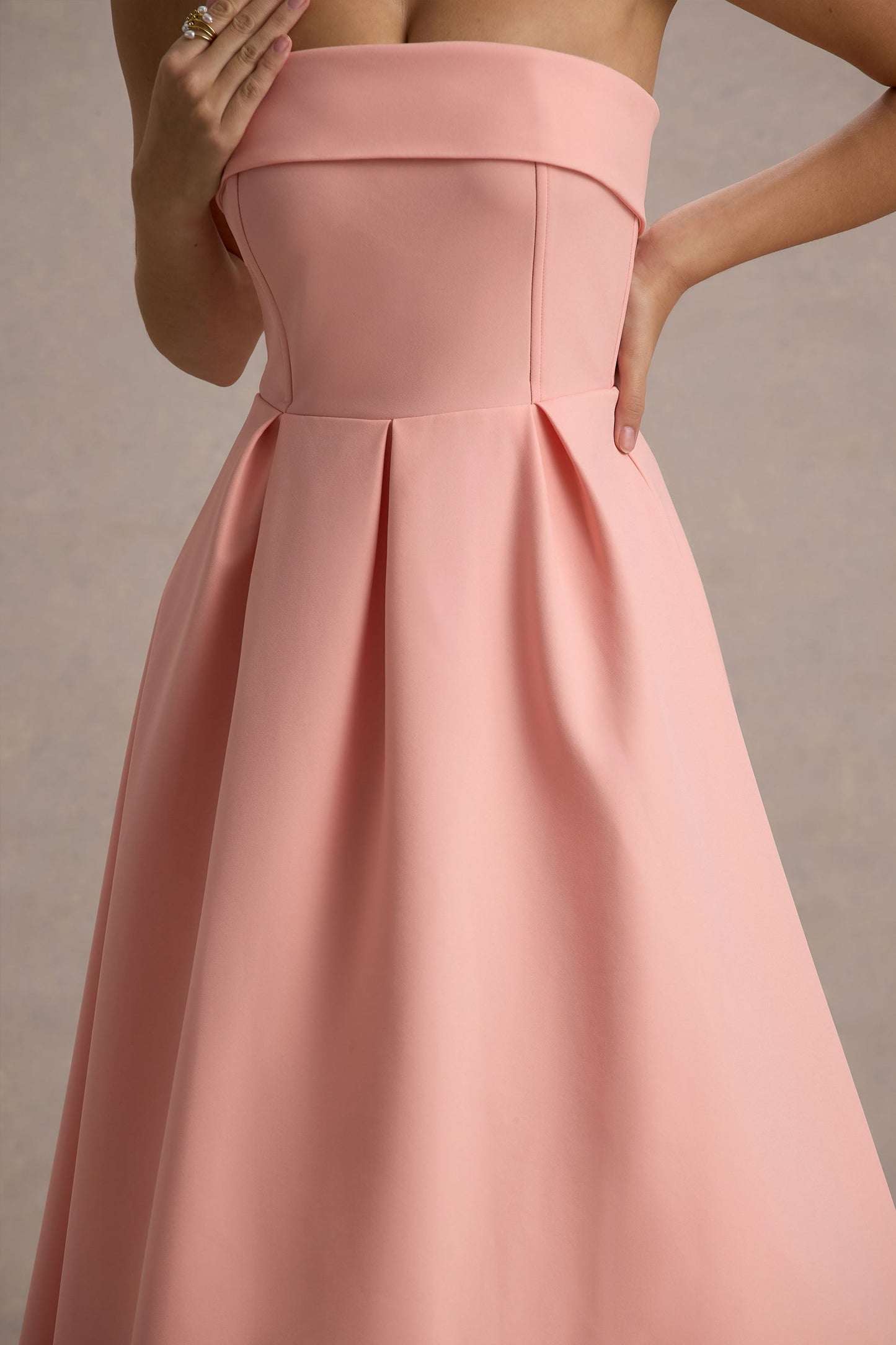 ELEGANTE VESTIDO MIDI CON ESCOTE DE HOMBROS DESCUBIERTOS - TIVAROA